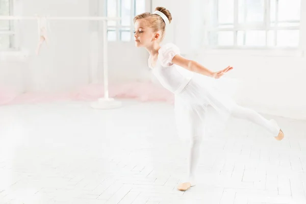 Gadis balerina kecil dengan tutu. Adorable anak menari balet klasik di sebuah studio putih . — Stok Foto