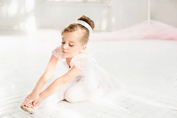 Gadis balerina kecil dengan tutu. Adorable anak menari balet klasik di sebuah studio putih . — Stok Foto