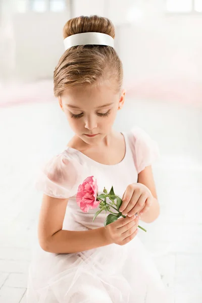 La piccola balerina in tutù bianco in classe alla scuola di balletto — Foto Stock