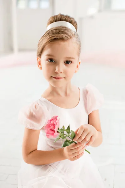 De kleine balerina in witte tutu in de klas aan de balletschool — Stockfoto