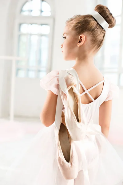 Uma bailarina em tutu. Adorável criança dançando balé clássico em um estúdio branco . — Fotografia de Stock