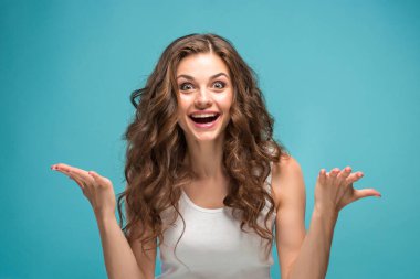 Mutlu duygularla genç kadının portresi