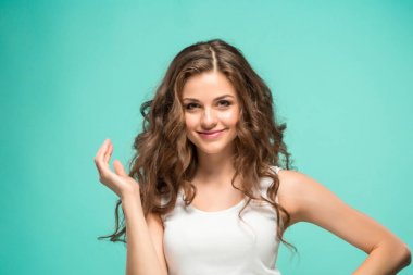 Mutlu duygularla genç kadının portresi