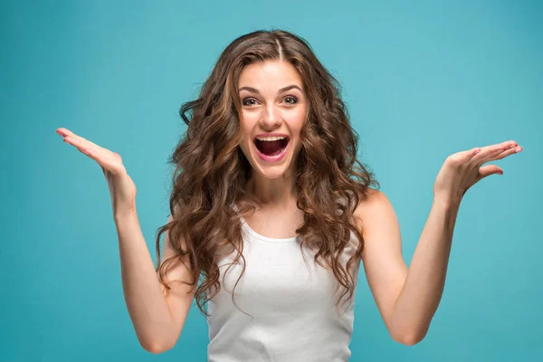 Las jóvenes mujeres retratan con emociones felices —  Fotos de Stock