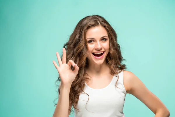 As mulheres jovens retratam com emoções felizes — Fotografia de Stock