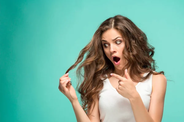 Mujer joven frustrado tener un mal pelo en azul — Foto de Stock