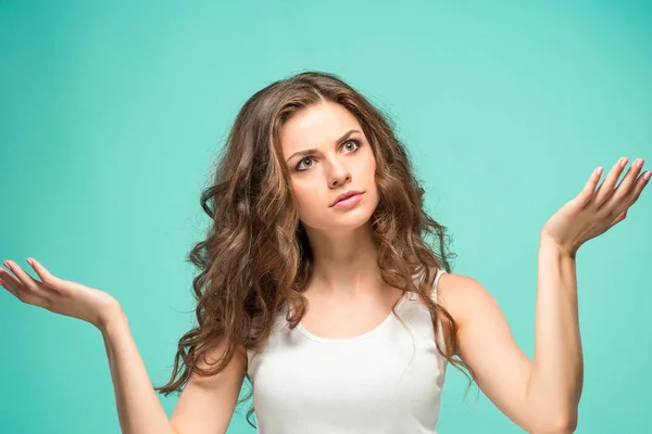 Retrato de mulher jovem com expressão facial chocada — Fotografia de Stock