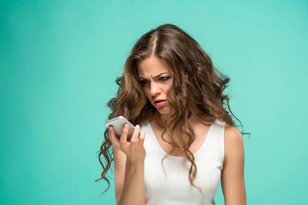 El retrato de mujer disgustada con teléfono móvil — Foto de Stock