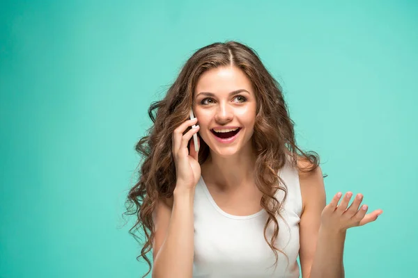 As mulheres jovens retratam com emoções felizes — Fotografia de Stock