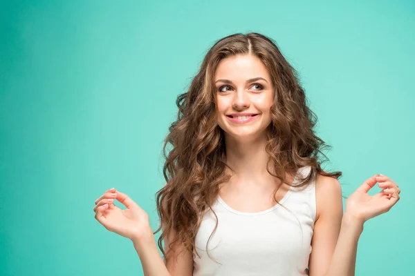 Das junge Frauenporträt mit glücklichen Gefühlen — Stockfoto