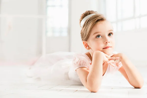 La pequeña balerina en tutú blanco en clase en la escuela de ballet —  Fotos de Stock