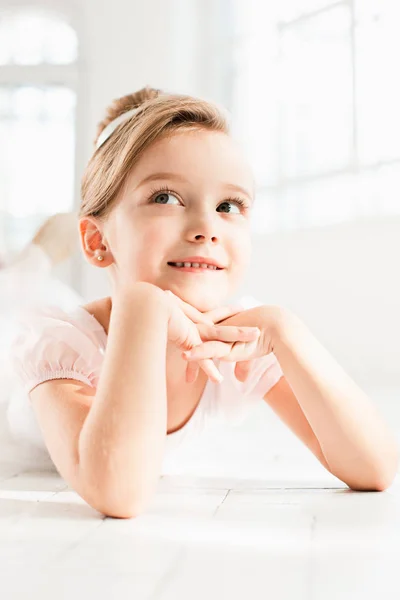 De kleine balerina in witte tutu in de klas aan de balletschool — Stockfoto