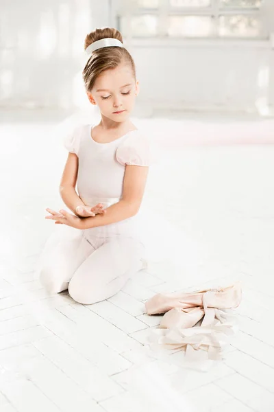 Die kleine Balerina im weißen Tutu im Unterricht der Ballettschule — Stockfoto