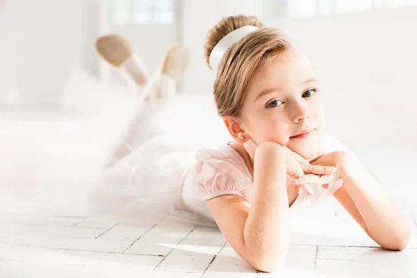 La pequeña balerina en tutú blanco en clase en la escuela de ballet — Foto de Stock