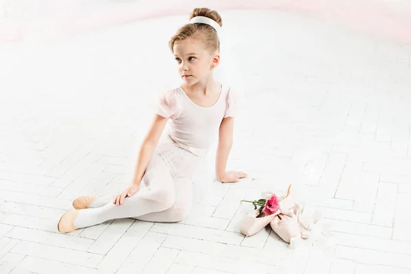 La petite balerina en tutu blanc en classe à l'école de ballet — Photo