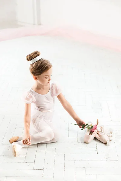 Malá balerína v bílém tutu ve třídě na baletní škole — Stock fotografie