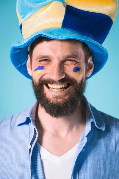 Mavi üzerinde futbol fan — Stok fotoğraf