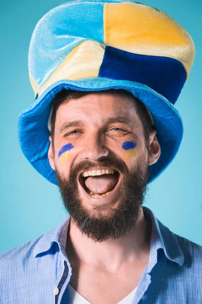 O fã de futebol sobre azul — Fotografia de Stock