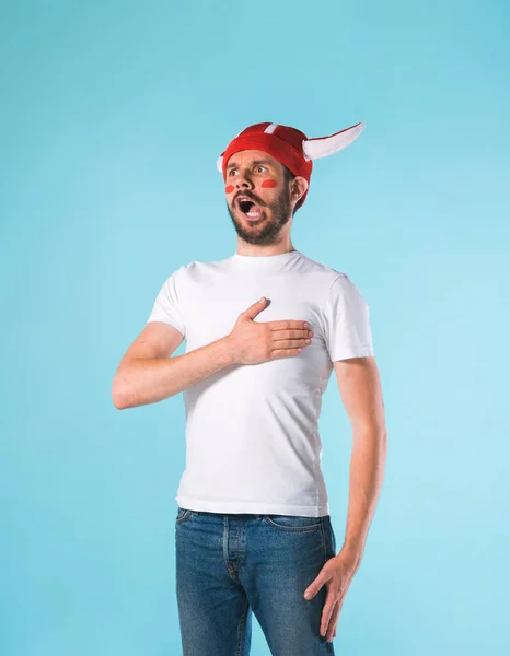 Der Fußballfan über blau — Stockfoto