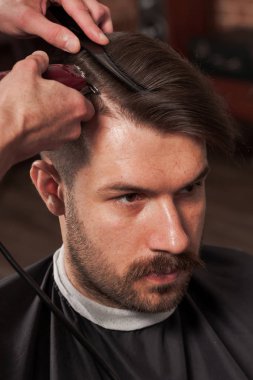 Kuaför berber dükkanı genç adam için saç kesimi yapma eller