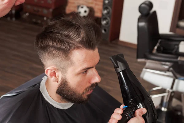 Le mani del barbiere fare taglio di capelli al giovane in barbiere — Foto Stock