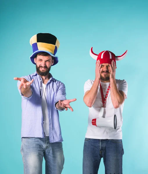 Los dos aficionados al fútbol sobre azul — Foto de Stock