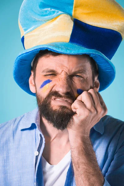 Mavi üzerinde futbol fan — Stok fotoğraf