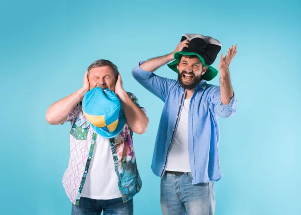 Os dois fãs de futebol cantando o hino nacional sobre azul — Fotografia de Stock