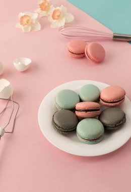 Çerezler, pembe arka plan krem