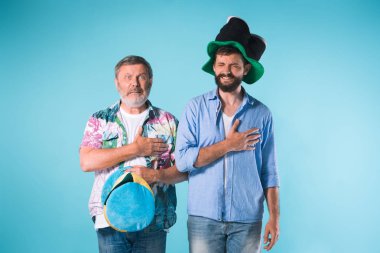 Mavi üzerinde milli marşı şarkı iki futbol taraftarları