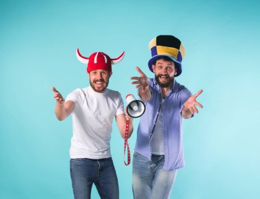 İki heyecanlı erkek arkadaş Spor izliyor kutlamak