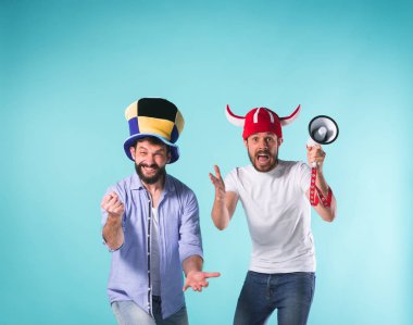 İki heyecanlı erkek arkadaş Spor izliyor kutlamak