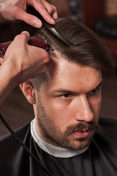 Kuaför berber dükkanı genç adam için saç kesimi yapma eller