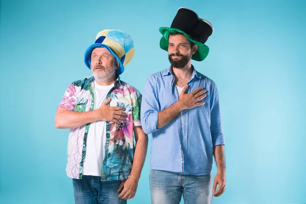 Mavi üzerinde milli marşı şarkı iki futbol taraftarları