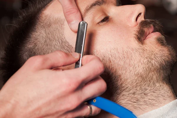 Hipster-Klient besucht Friseursalon — Stockfoto