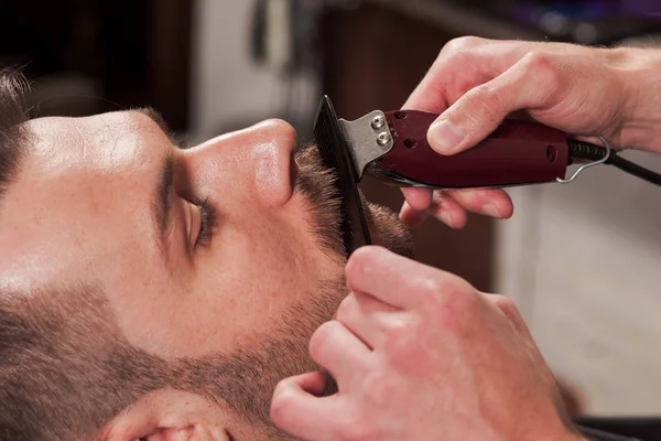 Hipster-Klient besucht Friseursalon — Stockfoto