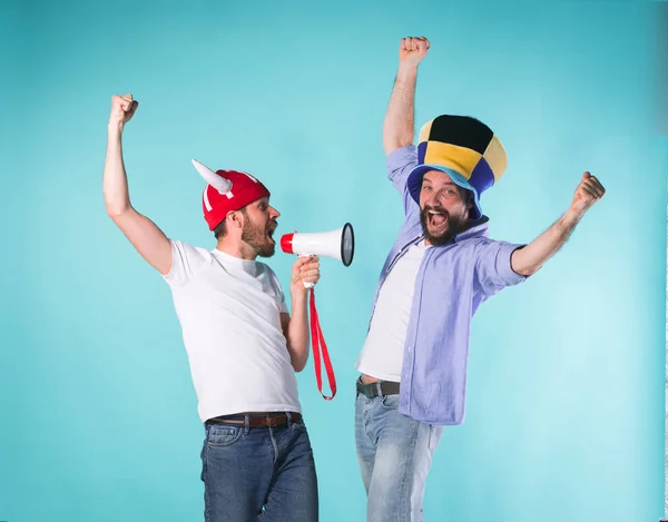 Két izgatott férfi meg ünnepelni néz sport — Stock Fotó