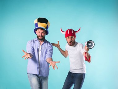 İki heyecanlı erkek arkadaş Spor izliyor kutlamak