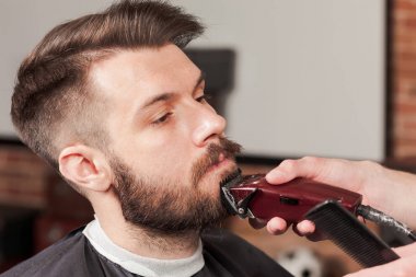 Hipster istemci ziyaret Kuaför Salonu