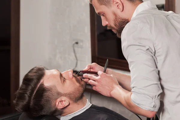 Hipster-Klient besucht Friseursalon — Stockfoto