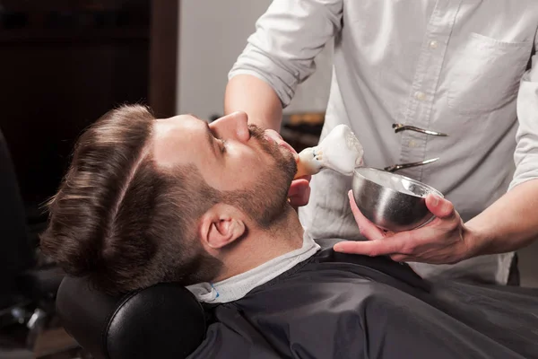 Клієнт Hipster, який відвідує перукарню — стокове фото