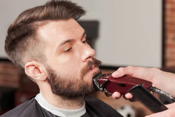 Cliente hipster in visita dal barbiere — Foto Stock