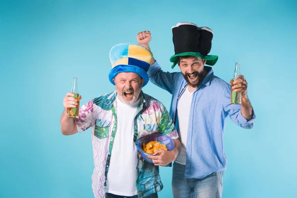 Mavi üzerinde iki futbol taraftarları