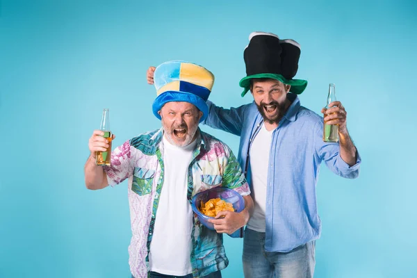 Mavi üzerinde iki futbol taraftarları