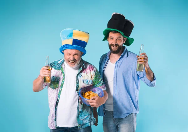 Mavi üzerinde iki futbol taraftarları