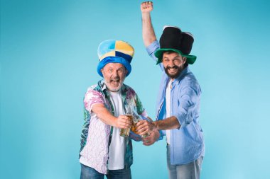 Mavi üzerinde iki futbol taraftarları