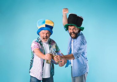 Mavi üzerinde iki futbol taraftarları