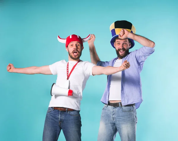 Dos amigos masculinos emocionados celebran ver deportes — Foto de Stock