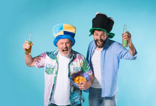 Mavi üzerinde iki futbol taraftarları