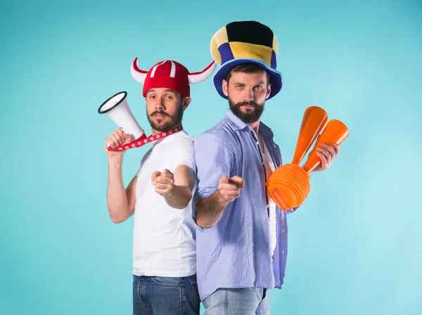 Die beiden Fußballfans über blau — Stockfoto